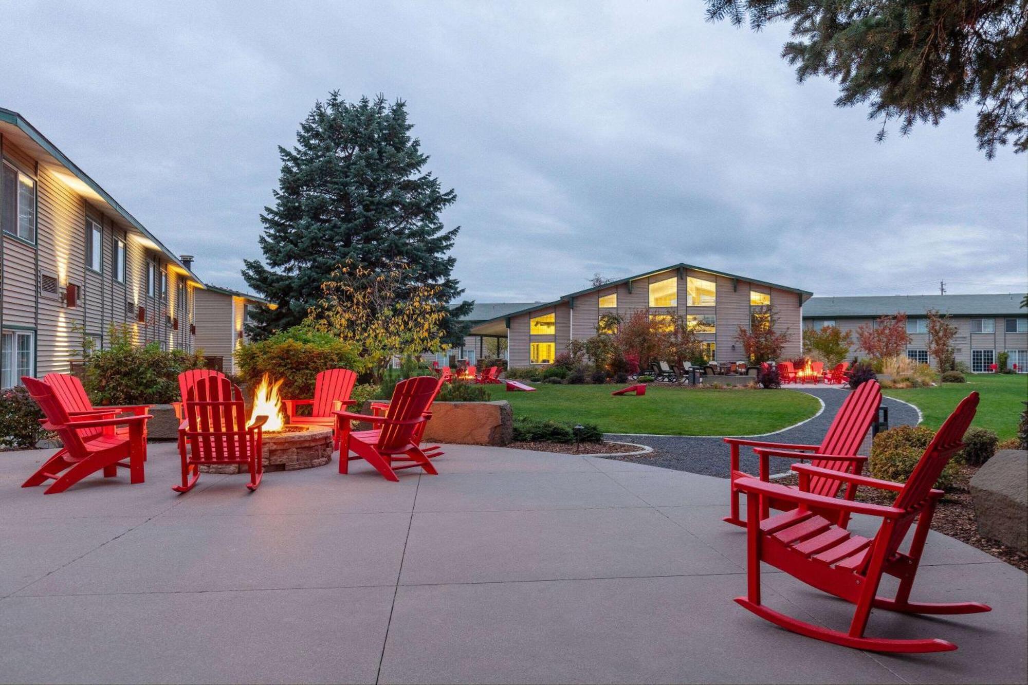 Ramada By Wyndham Spokane Airport Exterior foto